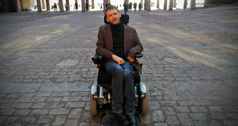 Björn i sin rullstol på Stadshusets innergård i Stockholm. Foto.