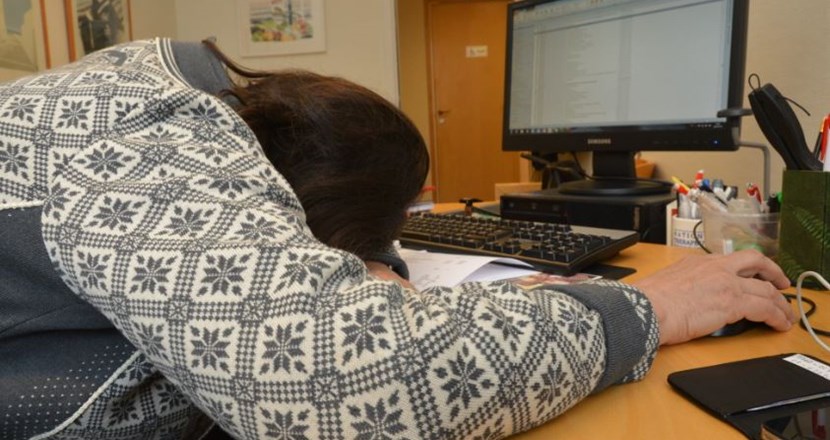 En person som vilar framför sin datorskärm. Foto.
